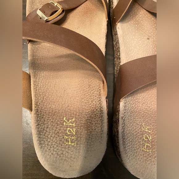 Women's Tan Buckle Sandals H2K size 10 - Picture 2 of 5